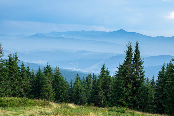 カーパチン山脈に青い霧で覆われた山脈 - 写真・画像