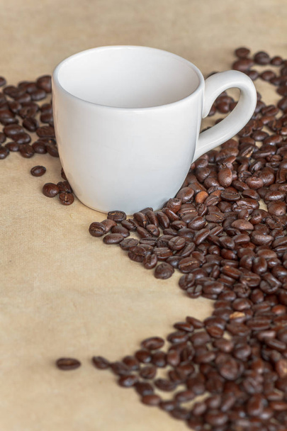 Witte kop koffie en koffiegranen omringd door Kopieer ruimte - Foto, afbeelding