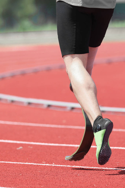 Sportler mit Beinprothese - Foto, Bild