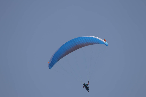 Paralotniarstwo w Ölüdeniz, Fethiye, Mugla, Turcja - Zdjęcie, obraz