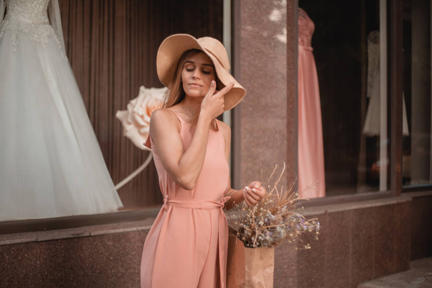 Happy girl with purchases in paper bags. Elegantly dressed young girl. - Foto, Imagen