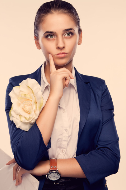Портрет девушки, одетой в стиле ретро
 - Фото, изображение