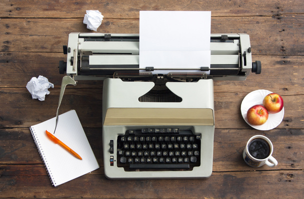 Rocznika maszyna do pisania z arkuszem papieru na Starym biurku - Zdjęcie, obraz