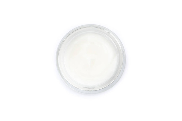 Crema cosmética en tarro de vidrio aislado sobre fondo blanco
 - Foto, Imagen