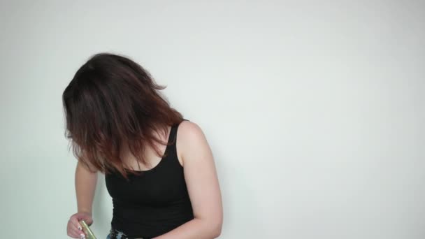 belle fille en débardeur noir sur fond blanc isolé montre des émotions
 - Séquence, vidéo