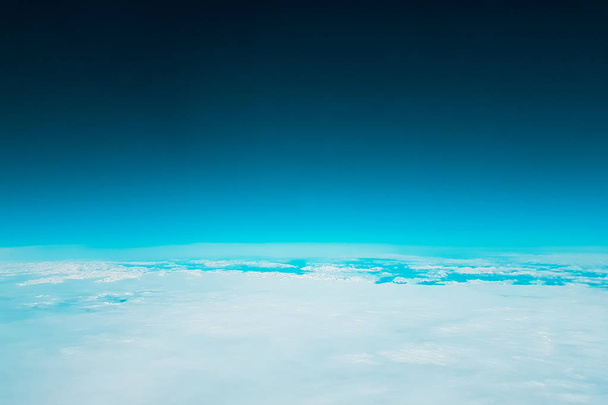 Düşük dünya yörüngesi - turkuaz yeşil uzay ve beyaz bulutlar - Fotoğraf, Görsel