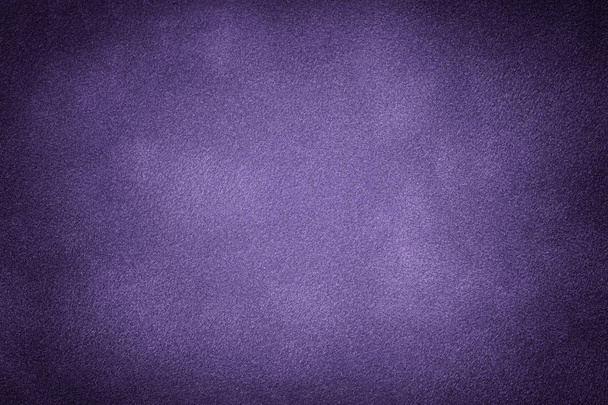 Fondo mate violeta oscuro de tela de gamuza, primer plano
. - Foto, Imagen