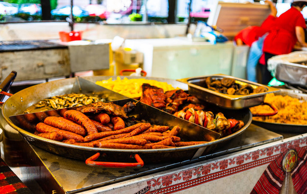 Соковите м'ясо на грилі на вугіллі, свинячі стейки, курячий брит
 - Фото, зображення