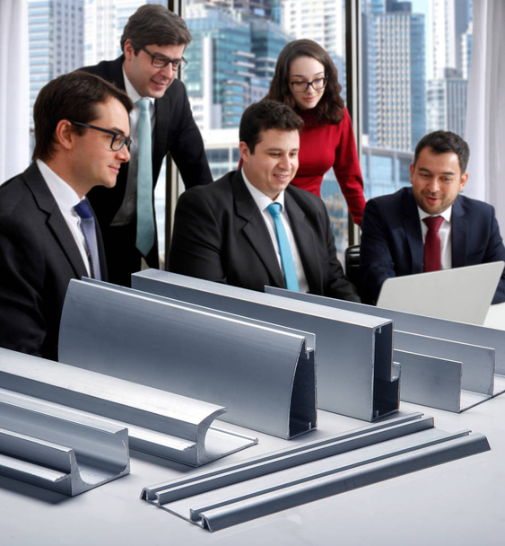 Arquitectos y ejecutivos en reuniones, construcción de edificios utilizando aluminio
 - Foto, imagen