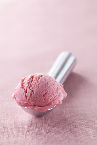 Strawberry ice cream on scooper - Foto, imagen