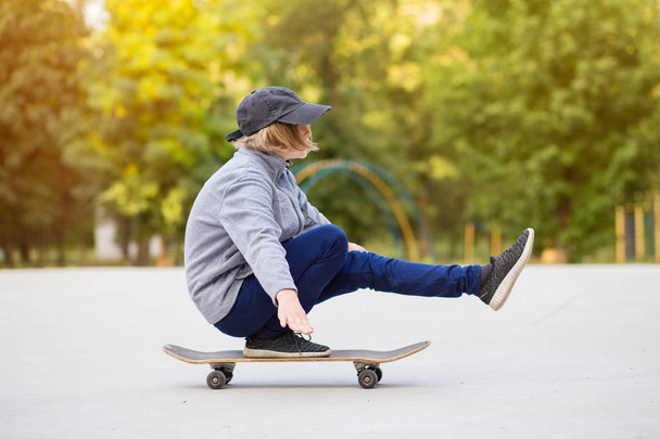 Skater meisje op skatepark beweegt op skateboard buiten. Kopieerruimte - Foto, afbeelding