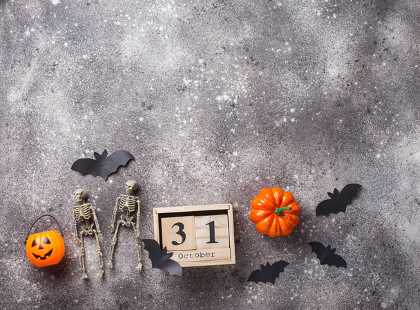 Fondo de Halloween con calendario de madera
 - Foto, imagen