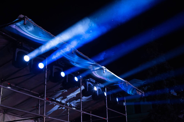 Equipamento de iluminação de palco em condições de trabalho em um concerto
. - Foto, Imagem