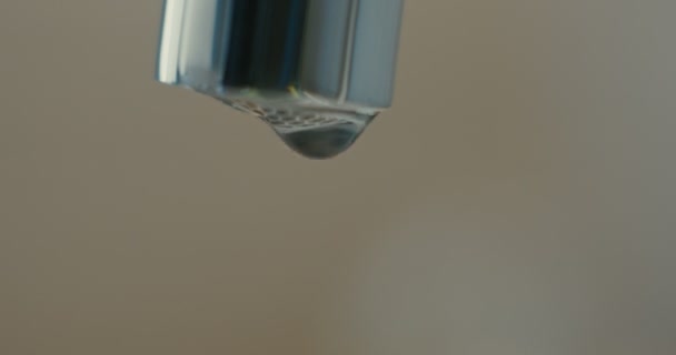 Water druipende van de kraan in een gootsteen. 4k 12bit-beeldmateriaal van hoge kwaliteit. Macro-opname van water stroomt uit de pijp wastafel. - Video