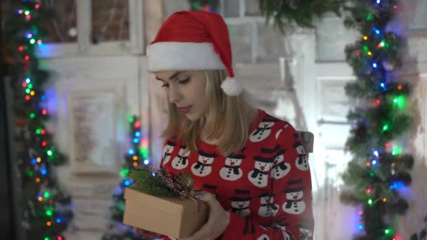 Girl Opening Christmas Present. - Filmagem, Vídeo
