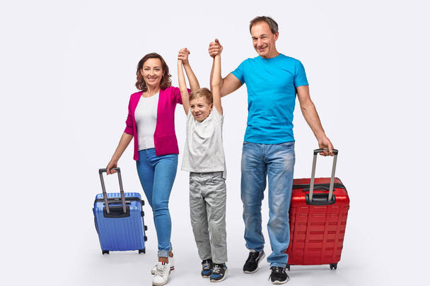 Cheerful family with suitcases ready for trip - Zdjęcie, obraz