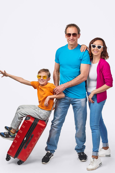 Happy family going on trip with suitcase - Zdjęcie, obraz