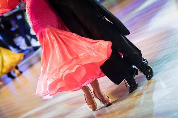 Paar tanzt Standardtanz  - Foto, Bild