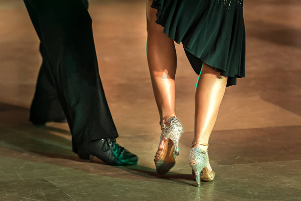 Крупный план ног танцоров бальных танцев
 - Фото, изображение