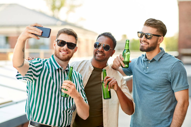 men drinking beer and taking selfie by smartphone - Фото, изображение