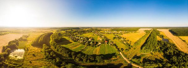 伝統的なウクライナの村の空中ドローンビュー。180度田園地帯のパノラマ風景、ウクライナ西部 - 写真・画像