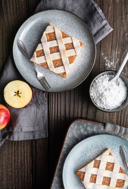 Tranches de tarte à la cannelle aux pommes avec dessus en treillis saupoudré de sucre en poudre
 - Photo, image