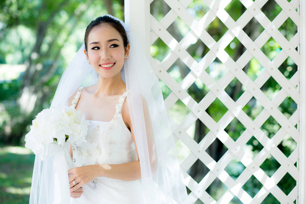 Азиатская невеста на открытом воздухе утром
. - Фото, изображение