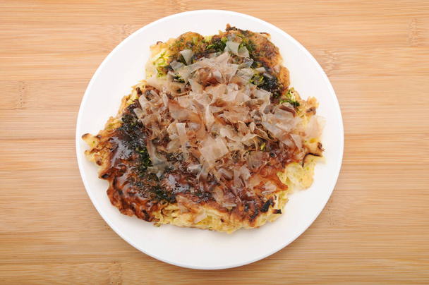 Okonomiyaki japonská palačinková jídla na desce na stole - Fotografie, Obrázek