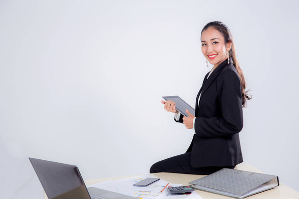 donna d'affari alla ricerca di tablet con tavolo in ufficio su whi
 - Foto, immagini