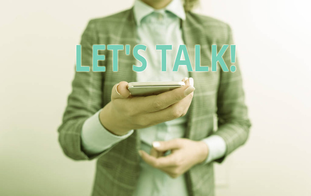 Κείμενο γραφής λέξεων Ας μιλήσουμε. Επιχειρηματική έννοια για αυτούς που προτείνουν έναρξη συζήτηση σχετικά με συγκεκριμένο θέμα επιχειρηματική έννοια με το κινητό τηλέφωνο και την επιχείρηση γυναίκα. - Φωτογραφία, εικόνα