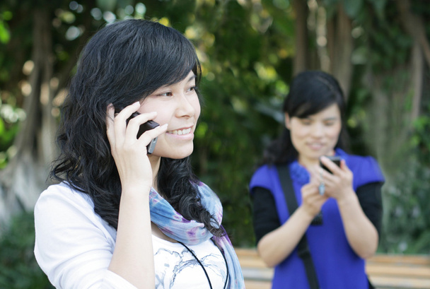 vrouwen praten op mobiele telefoons - Foto, afbeelding