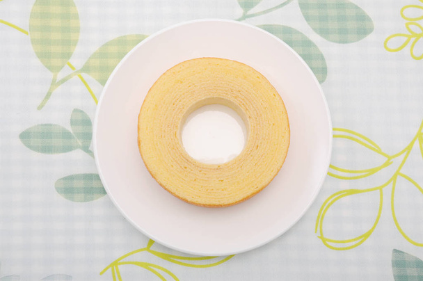 baumkuchen torta di ciambelle tedesco sul piatto sul tavolo
 - Foto, immagini