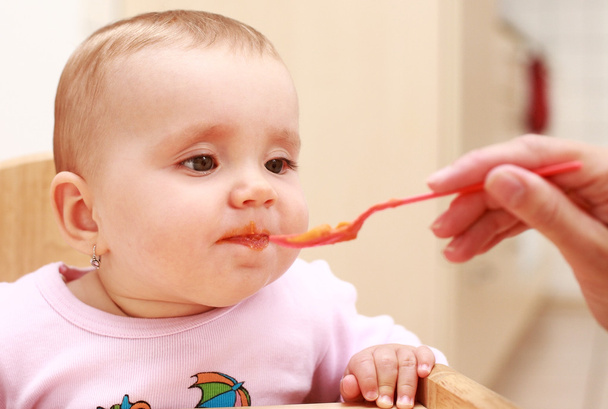 Nutrire il bambino
 - Foto, immagini