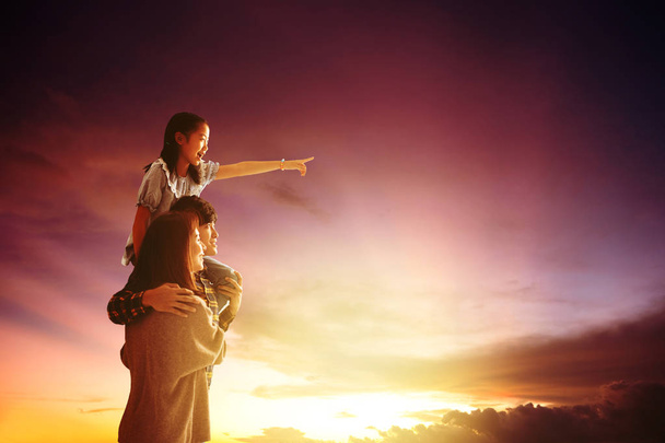 asian family standing and watching the sunset - Foto, Imagem