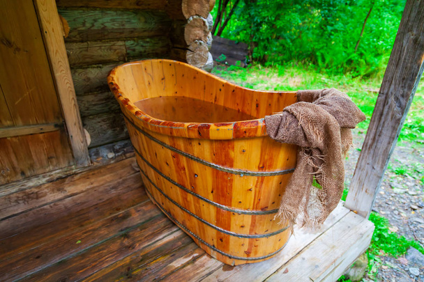 Antiguo baño ruso hecho a mano de un árbol para lavarse y relajarse
 - Foto, imagen