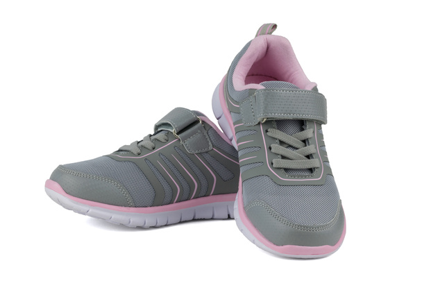 Γκρι αθλητικά παπούτσια με ροζ φόδρα απομονωμένη σε λευκό φόντο. - Φωτογραφία, εικόνα