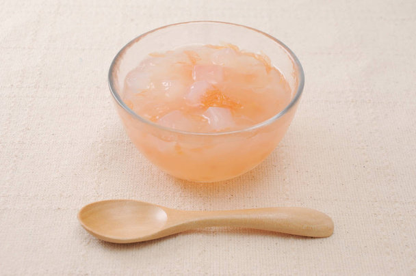 gyümölcs zselés desszert üvegből az asztalra - Fotó, kép