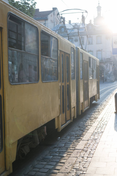 oude tram in de straten van Lissabon, Portugal in de vroege ochtend - Foto, afbeelding