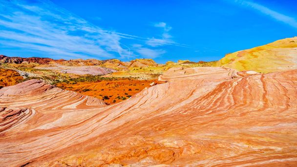 Les formations rocheuses baguées rouges, jaunes et blanches colorées le long du sentier des vagues de feu dans le parc national de la vallée du feu au Nevada, États-Unis
 - Photo, image