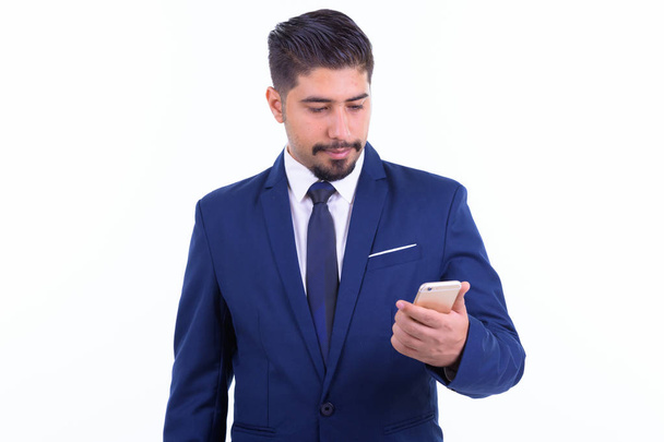 Bello barbuto uomo d'affari persiano in giacca e cravatta utilizzando il telefono
 - Foto, immagini