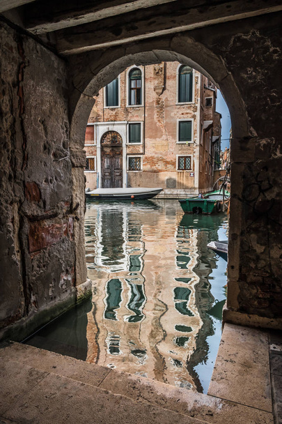 A small arch in an old Venetian house with access to the canal - Photo, image