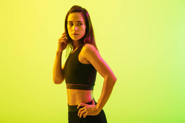 Beautiful young fitness girl standing isolated over background - Foto, Imagen