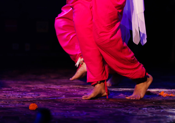 indická klasická taneční forma v nohách s hudebním kotcem s selektivní fokusem a rozostřením - Fotografie, Obrázek