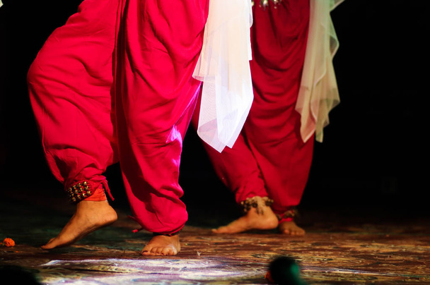 選択的な焦点とぼかしを持つ音楽のアンクレットと足でインドの古典的なダンスの形 - 写真・画像