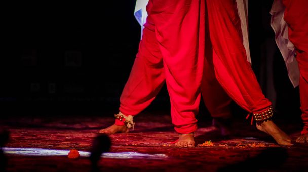 forma de dança clássica indiana em pés com tornozeleira musical com foco seletivo e borrão
 - Foto, Imagem