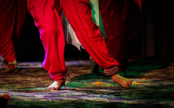 danse classique indienne forme dans les pieds avec bracelet de cheville musicale avec mise au point sélective et flou
 - Photo, image