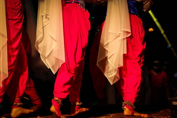 Indische klassische Tanzform in Füßen mit musikalischen Fußkettchen mit selektivem Fokus und Unschärfe - Foto, Bild