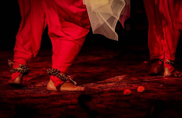 індійська класична танцювальна форма в ногах з мюзиклом літери з вибірковим фокусом і розмиттям
 - Фото, зображення