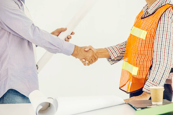 werknemer schudden hand deal job samenwerken bouwer en ontwerper - Foto, afbeelding