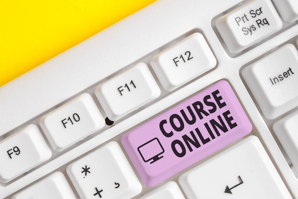 Course Online'ı gösteren not yazma. Beyaz arka plan üzerinde not kağıdı ile elearning Elektronik Eğitim Uzaktan Çalışma Dijital Sınıf Beyaz pc klavye vitrine İş fotoğraf. - Fotoğraf, Görsel
